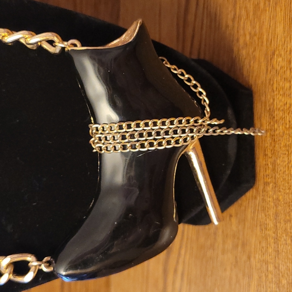 High Heel Shoe Necklace - Picture 2 of 5